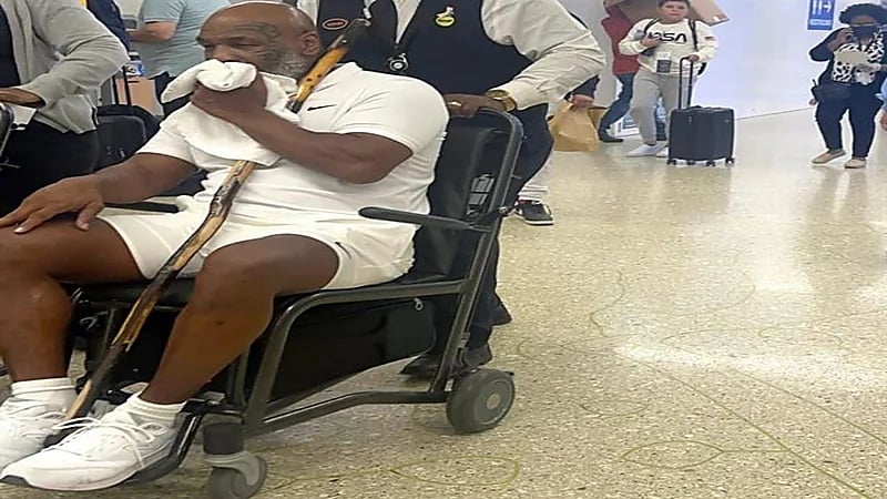 شاهد.. تايسون يجلس على كرسي متحرك في مطار ميامي