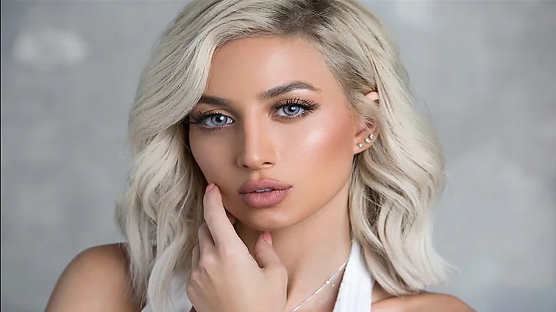 مودل روز تروى تفاصيل تعرضها لموقف مخيف في عز النهار