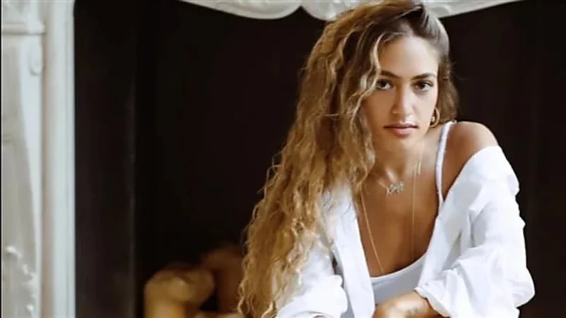 ابنه عمرو دياب تتعرض لانتقادات لاذعة بعد ظهورها بالبكيني