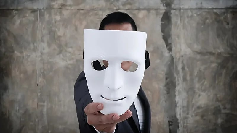 بالفيديو .. استشاري يوضح علامات الشخص المنافق اجتماعياً