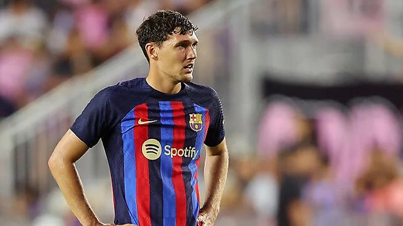 مدافع برشلونة يعاني من إصابة في الكاحل