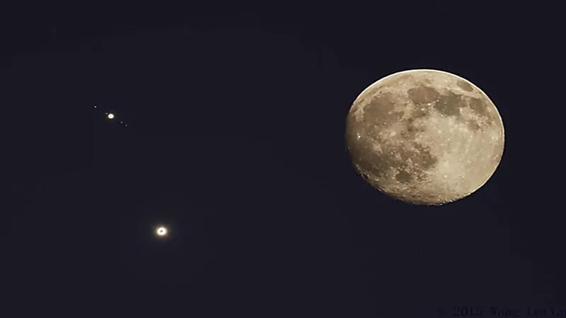 الزعاق : خلال هذه الليالي سيقترن القمر بكوكب المشتري(فيديو)