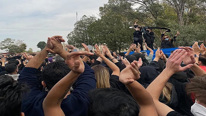 قوات الملالي تطلق النار على مشيعين جثمان أحد ضحايا النظام الإرهابي