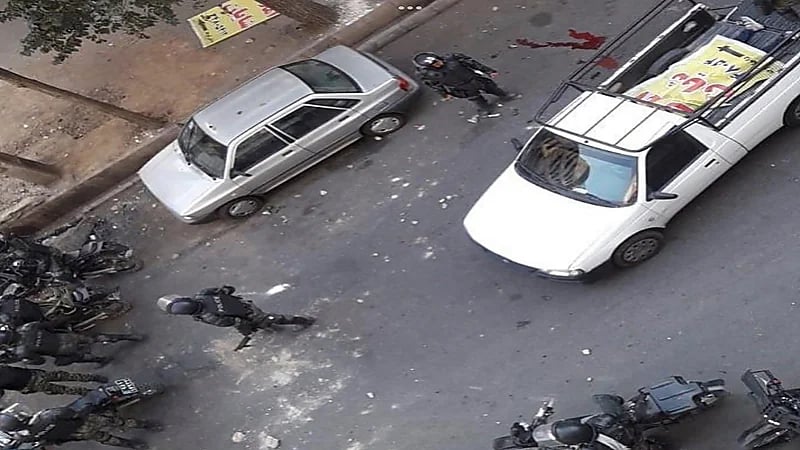 بالفيديو .. قوات "خامنئي" تقتل مراهقًا وترمي جثته في صندوق "وانيت"