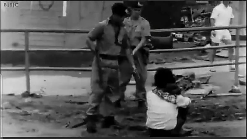 شاهد.. فيديو نادر لجنود بريطانيين يعتدون على اليمنيين بوحشية في عدن