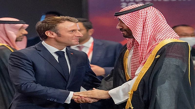 شاهد.. ماكرون يتجه إلى مقعد ‎ولي العهد لمصافحته بمقر انعقاد قمة العشرين  