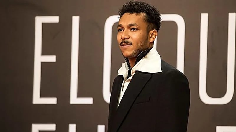 شاهد.. مطرب مصري شهير يرتدي قميصا نسائيا ويثير الجدل