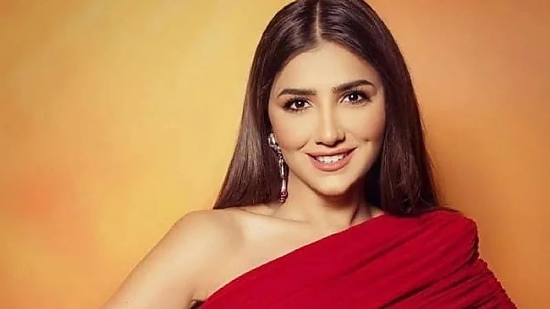 شاهد.. إطلالة جذابة للفنانة مي عمر تبهر جمهورها