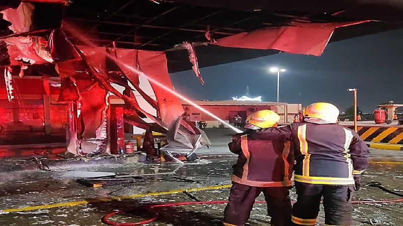 إخماد حريق في محطة وقود بالقطيف