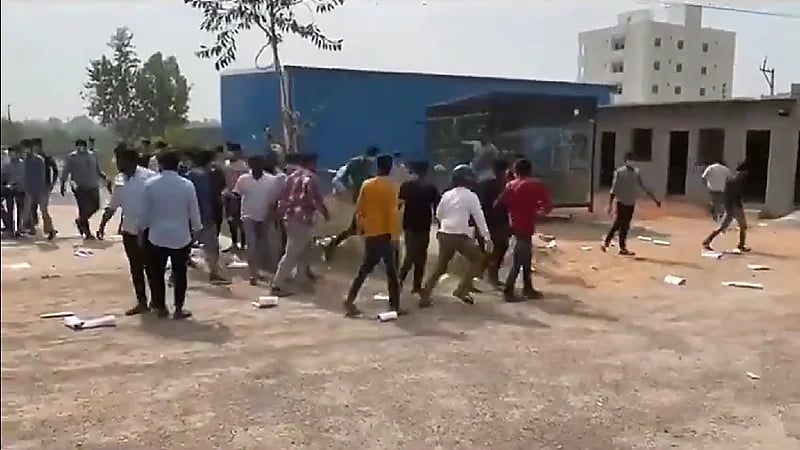 بالفيديو.. هندي يقتحم منزل فتاة ويختطفها بعدما رفضت الزواج منه