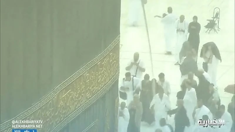 بالفيديو.. أجواء روحانية وأمطار غزيرة في المسجد الحرام