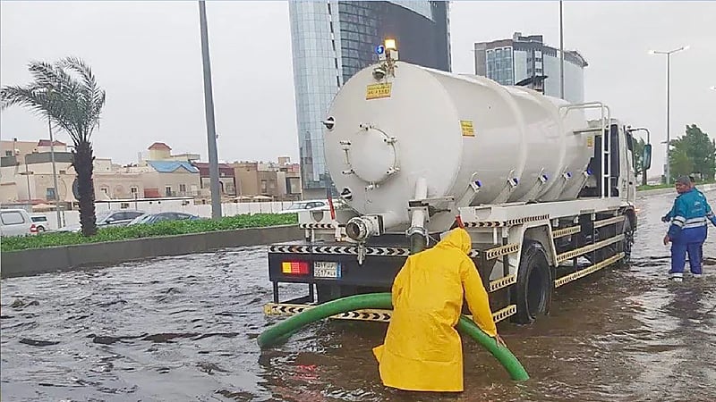 أمانة جدة: الصهاريج مزعجة ونعمل على استكمال شبكة تصريف المياه
