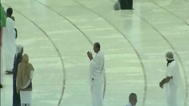 شاهد.. المعتمرون يطلبون الرحمة والمغفرة تحت زخات المطر في المسجد الحرام