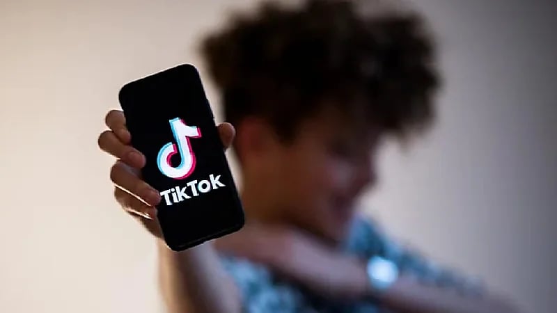 بالفيديو .. طريقة تحمي طفلك من المحتوى غير لائق على تيك توك