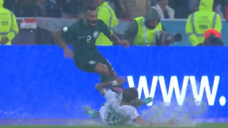 شاهد .. تدخل قوي ضد لاعب الأخضر في مباراة العراق