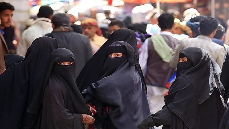 ميليشيا الحوثي تجبر النساء على ارتداء ملابس بأشكال وألوان معينة