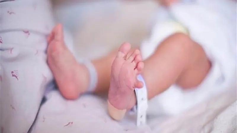 أم تكتشف إصابة طفلتها الرضيعة بعفن في الدم