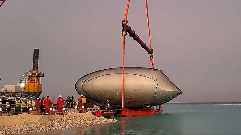 بالفيديو.. بدء تركيب الفلل العائمة في منتجع جزيرة شيبارة