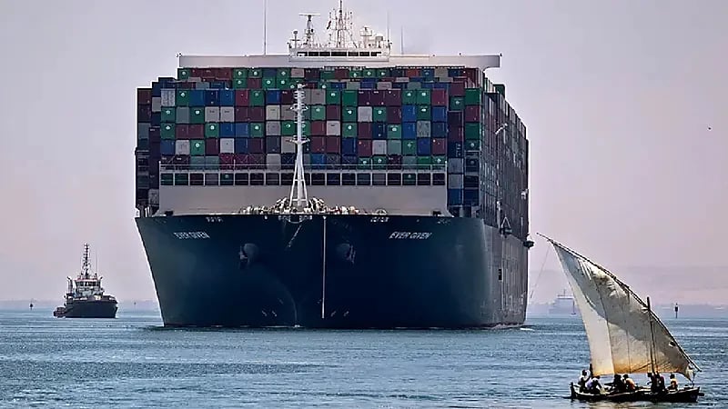 جنوح سفينة في قناة السويس وبدء محاولات لتعويمها