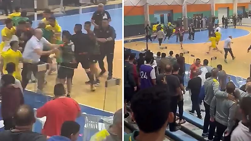 شاهد .. ضرب ولكمات عنيفة بين لاعبي الخليج والنور لكرة اليد