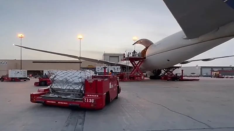 بالفيديو.. انطلاق الطائرة السابعة إلى تركيا وعلى متنها مولدات كهربية