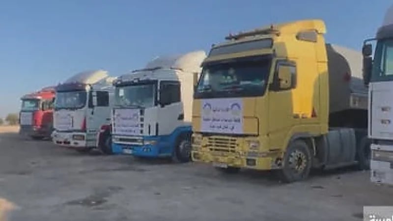 بالفيديو.. 100 شاحنة مساعدات عالقة عند معبر أم جلود شمال سوريا