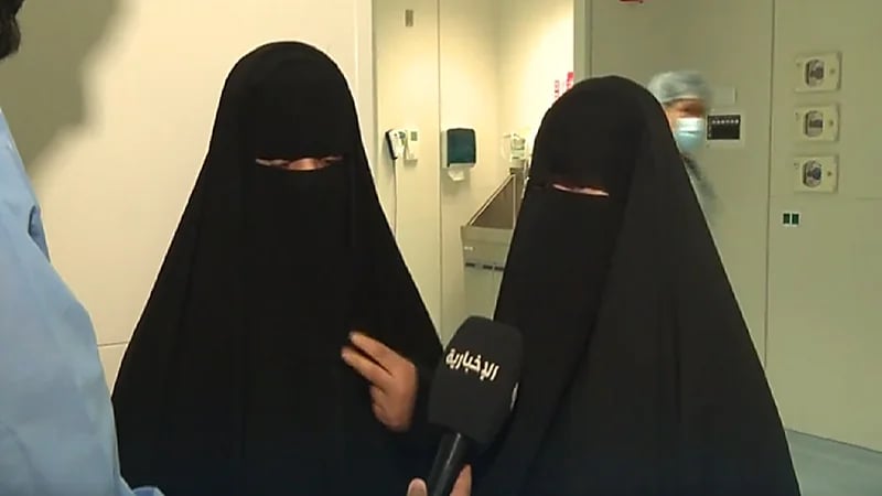 فيديو..مشاعر فرح لوالدة وجدة التوأم السيامي اليمني "سلمان وعبد الله"