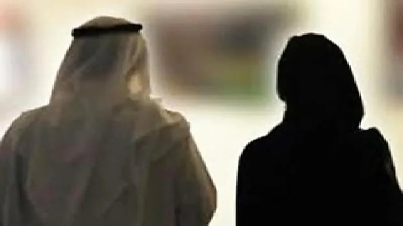 بالفيديو.. قصة زوج ينام خارج منزله بسبب لسان زوجته وشخصيتها القوية