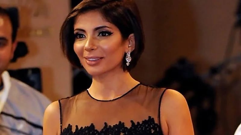 شاهد.. منى زكي ترتدي الحجاب في أحدث ظهور لها