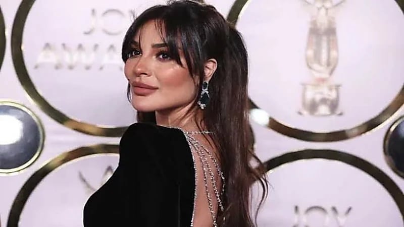 شاهد.. نادين نجيم تحتضن خطيبها وتثير ضحة واسعة