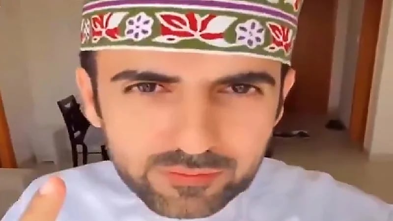 بالفيديو .. عماني يروي قصة صداقته لشاب كويتي منذ 20 سنة