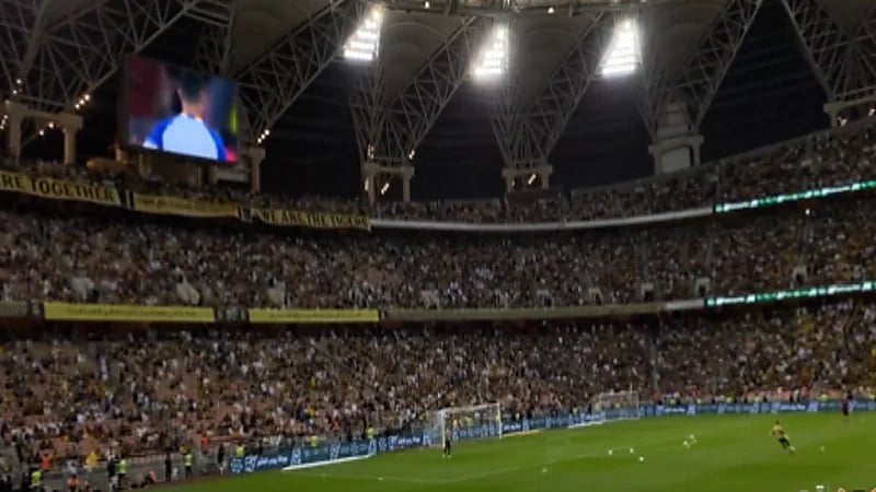 بالفيديو .. جماهير الاتحاد تردد اسم "ميسي" لحظة دخول رونالدو لملعب الجوهرة