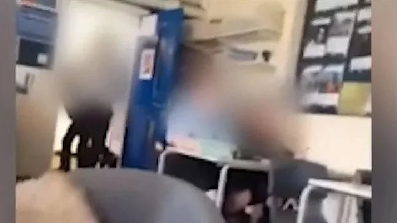 بالفيديو.. معلم يسحل طالباً داخل الفصل