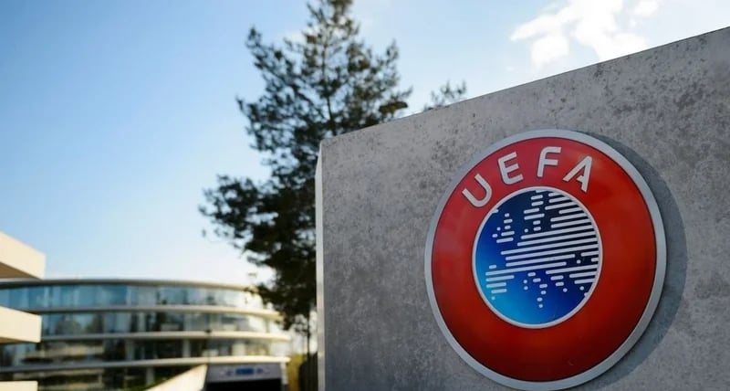 "يويفا" يوصي بتغيير قانون لمسة اليد