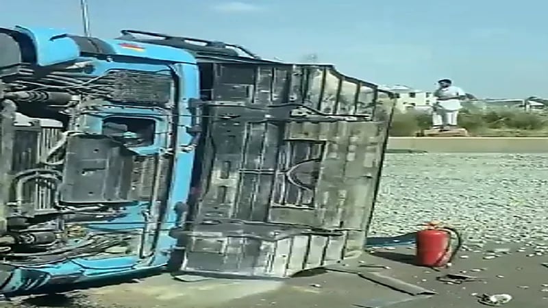 "المرور": لا إصابات في حادث انقلاب شاحنة على طريق المدينة