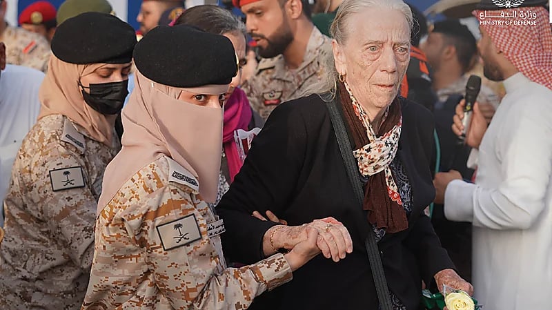 المجندات السعوديات محط أنظار العالم منذ عملية الإجلاء من السودان - صور