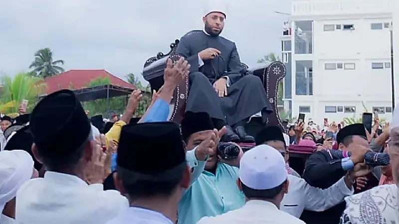 الأزهري يلقي محاضرة بإندونيسيا محمولاً على الأكتاف (صور)