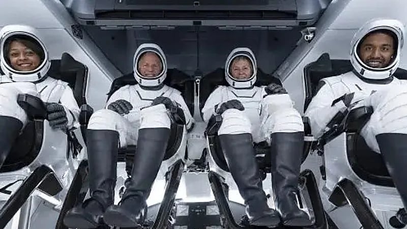 لحظة فتح باب مركبة دراغون استعدادا لنزول "علي" و"ريانة" لمحطة الفضاء الدولية