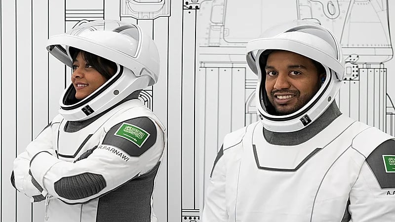 "ريانة وعلي" يتناولان الطعام بمحطة الفضاء الدولية (فيديو)