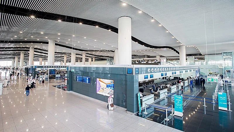 إحباط محاولة تهريب أدوية خاضعة للرقابة الطبية عبر مطار الملك خالد الدولي