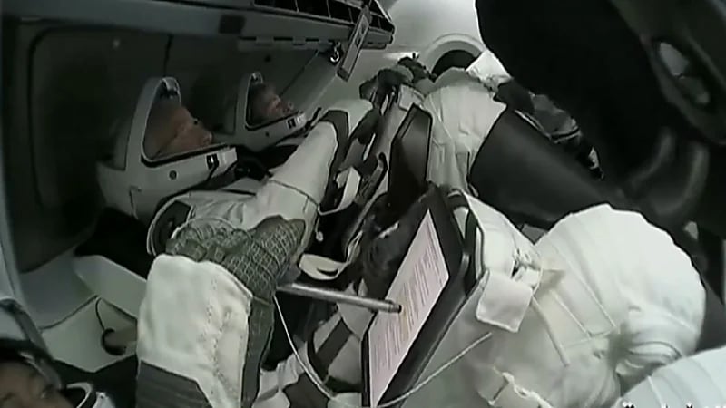 ريانة والقرني يصعدان لمركبة دراغون استعدادا للعودة إلى الأرض.. فيديو