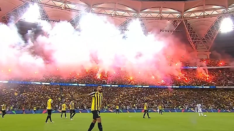 تقنية جديدة لتواصل لاعبي دوري روشن فيما بينهم أثناء المباراة - فيديو