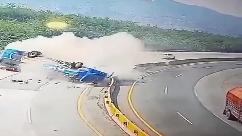 مقتل 12 شخص في انقلاب حافلة في باكستان