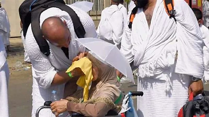 خطوات ضرورية لإنقاذ الحاج المصاب بضربة شمس .. فيديو