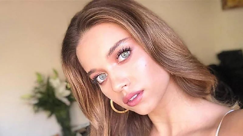 فنانه تركية تظهر برفقة اثنين في غابه تهدد من يسيء الظن بالقضاء.. صور