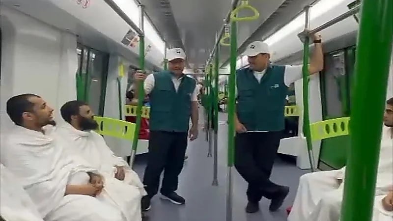 وزير النقل يرافق آخر رحلات الحجاج بقطار المشاعر .. فيديو