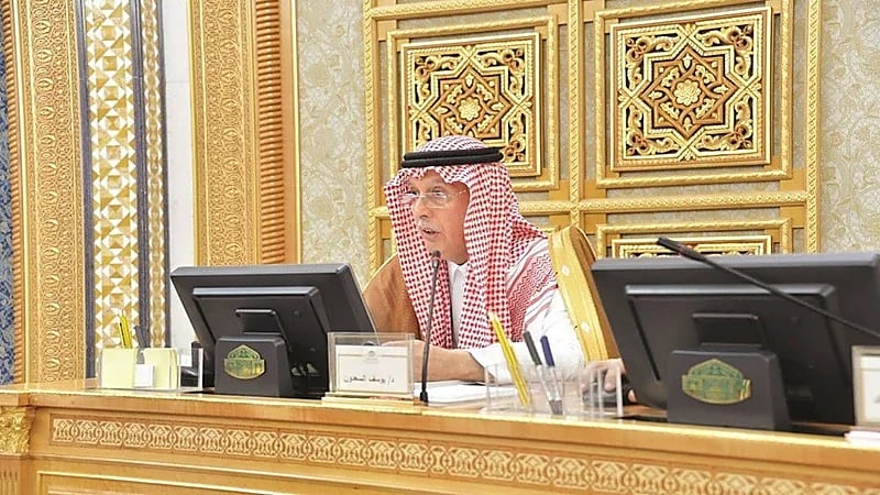 عضو بـ"الشورى": انتشار "اللاونجات" وصالات المقاهي بزجاجها المظلم يدعو إلى مراقبتها