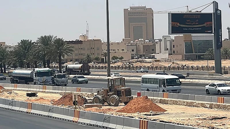 انطلاق تشجير طريق الدمام