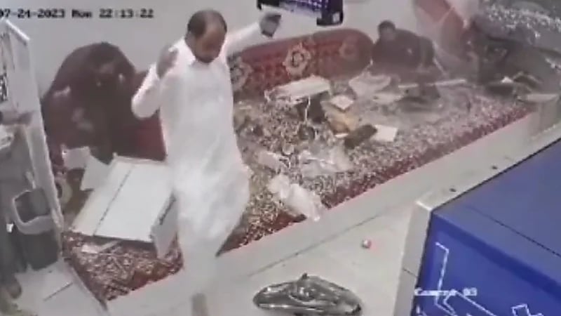 لقطات جديدة لحادث اقتحام امرأة لمطعم كبدة بسيارتها .. فيديو