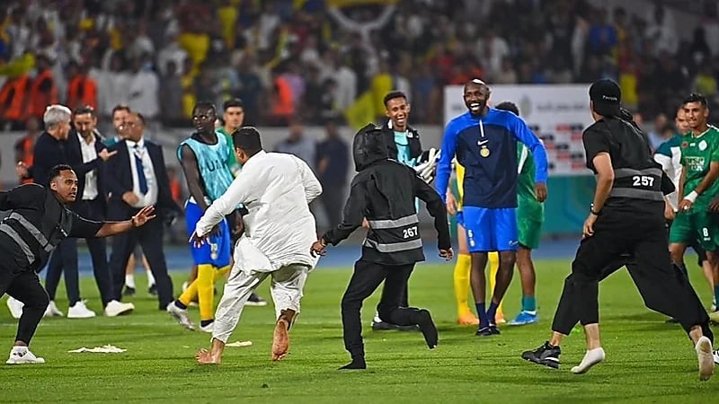 ردة فعل محترف النصر فوفانا بعد اقتحام مشجع .. فيديو